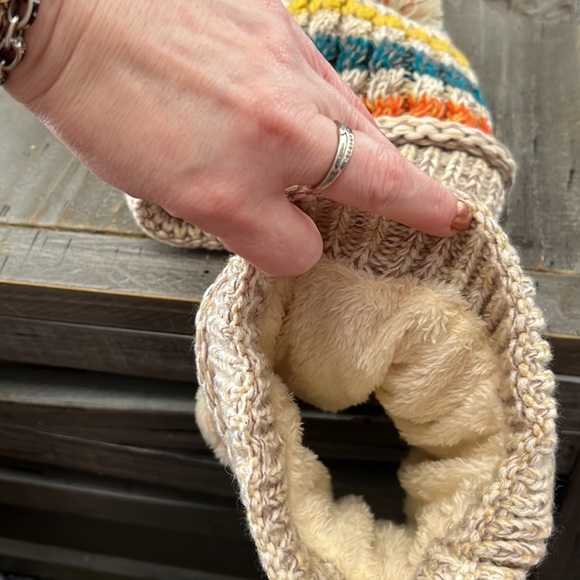 Beanie hat and matching neck warmer - Picture 4 of 4